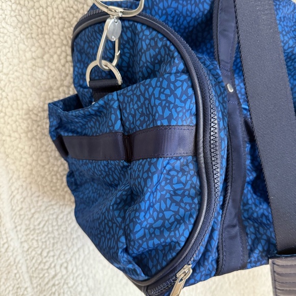 Lululemon Run Ways Duffle Gym Bag Large Blue Mosaic With Strap - Picture 9 of 10